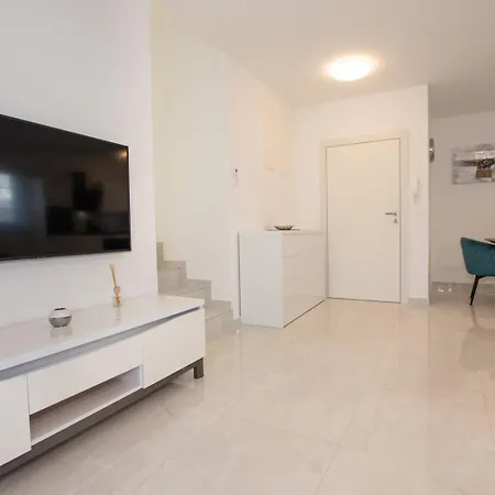 Stella - Crowonder Luxury Rent