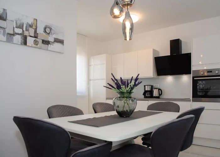 Stella - Crowonder Luxury Rent Turanj