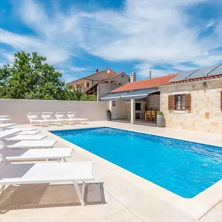 Stella - Crowonder Luxury Rent