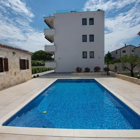 Stella - Crowonder Luxury Rent Turanj