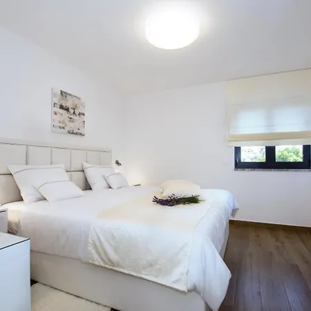 Stella - Crowonder Luxury Rent * Turanj