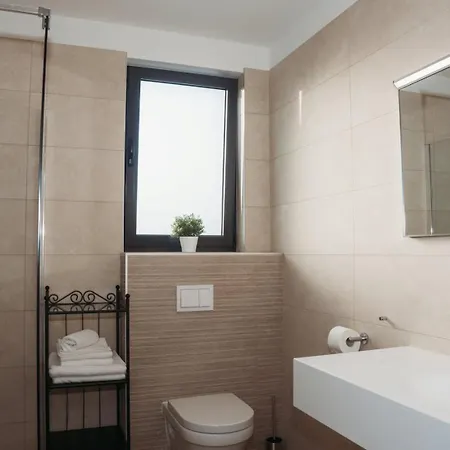 Stella - Crowonder Luxury Rent