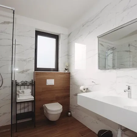 Stella - Crowonder Luxury Rent