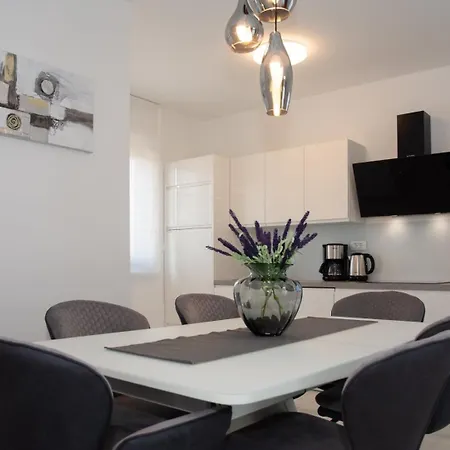 Stella - Crowonder Luxury Rent Turanj