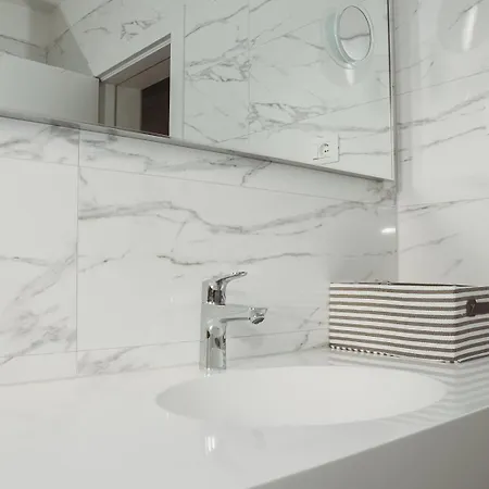 Stella - Crowonder Luxury Rent