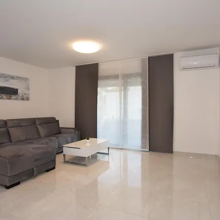 Stella - Crowonder Luxury Rent Turanj