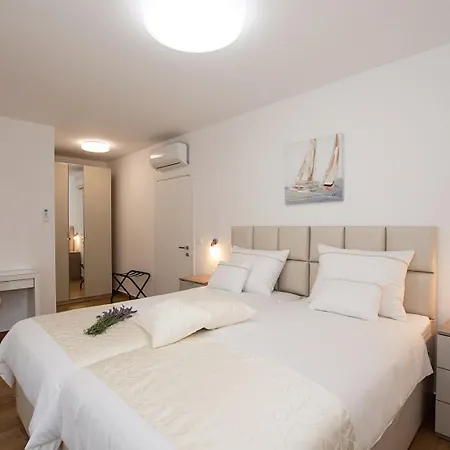Stella - Crowonder Luxury Rent