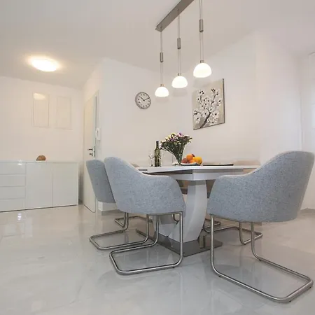 Stella - Crowonder Luxury Rent *