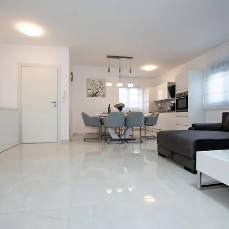 Stella - Crowonder Luxury Rent * Turanj