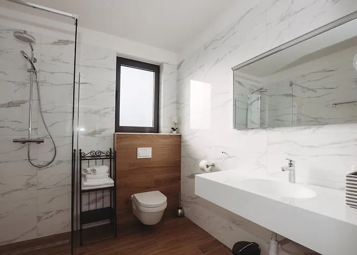 Stella - Crowonder Luxury Rent