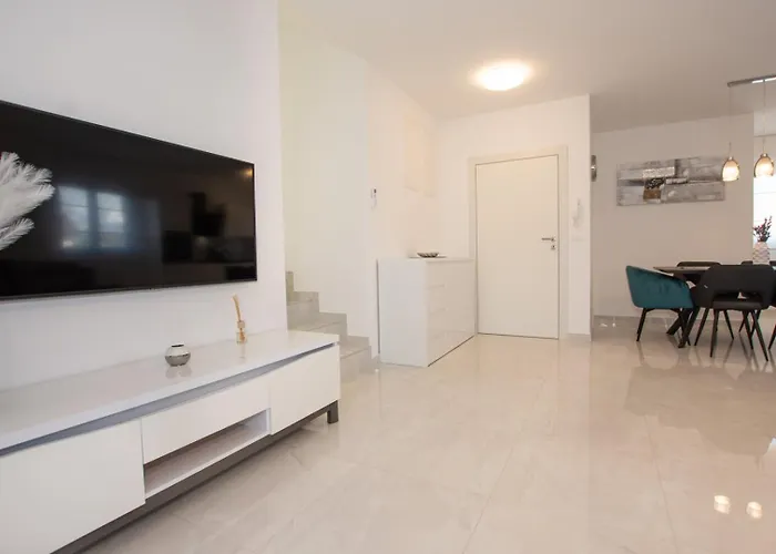 Stella - Crowonder Luxury Rent