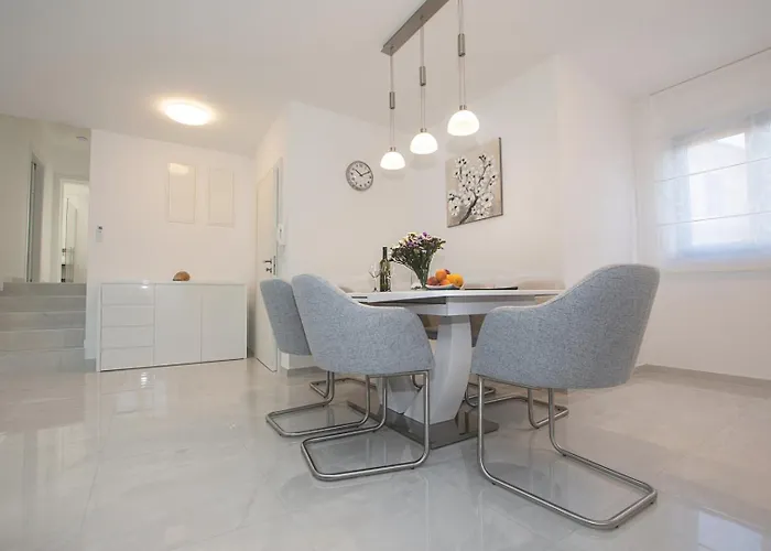 Stella - Crowonder Luxury Rent *